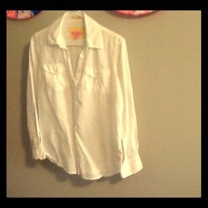 Lilly Pulitzer NWOT size XS. White shirt.